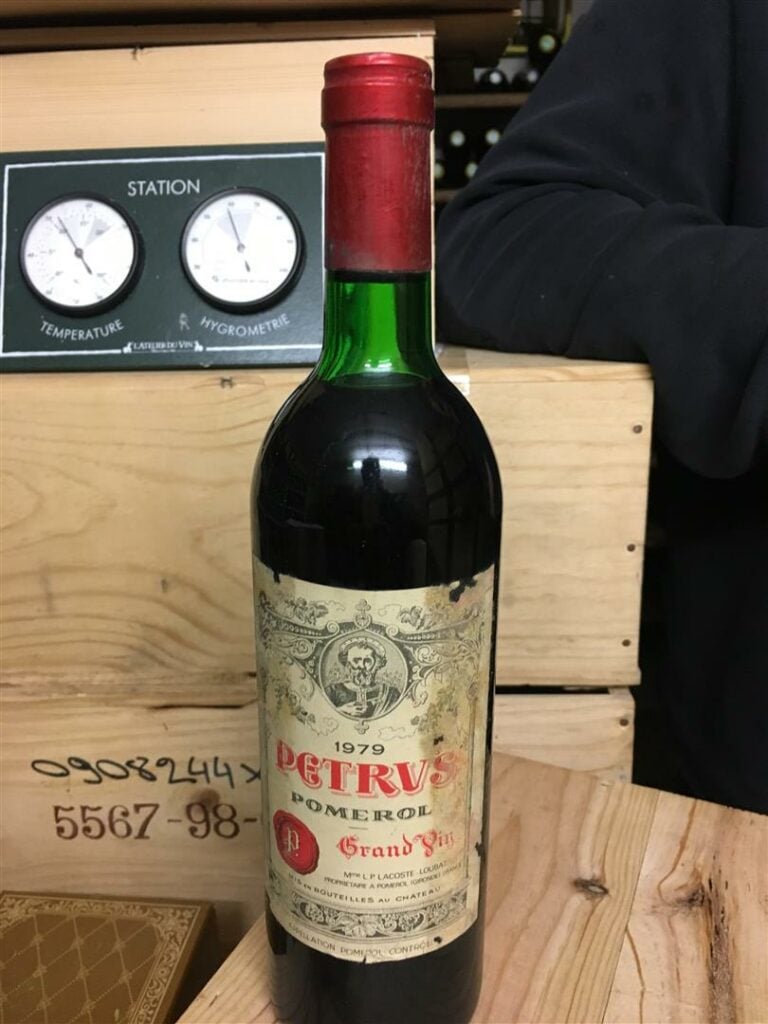 1 bouteille CHATEAU PETRUS, Pomerol, 1979 (légèrement basse, étiquette tâchée).…