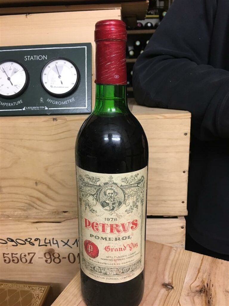1 bouteille, CHATEAU PETRUS, Pomerol, 1978 (légèrement basse).