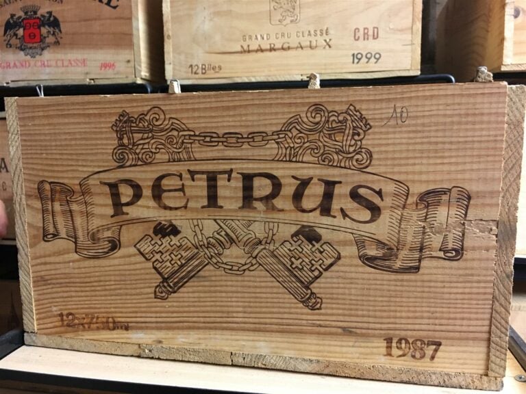 8 bouteilles, CHATEAU PETRUS, Pomerol, 1987, caisse bois.