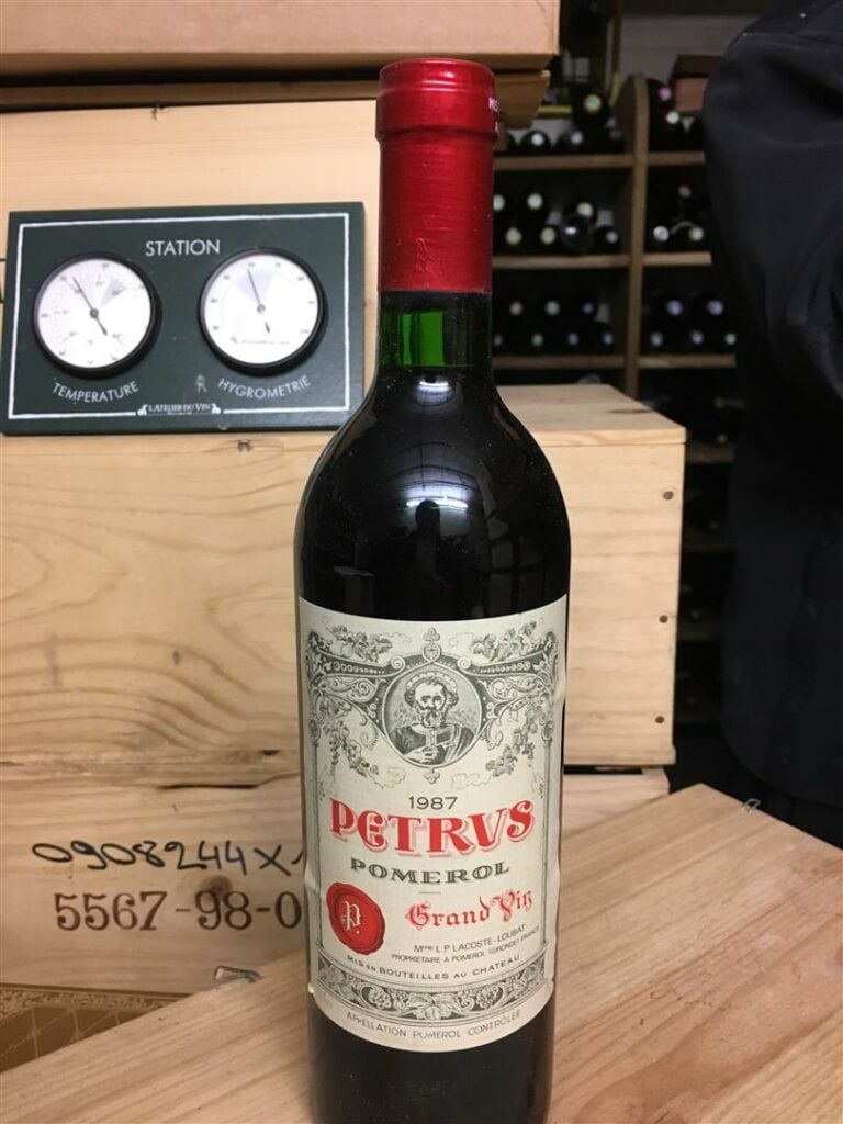 8 bouteilles, CHATEAU PETRUS, Pomerol, 1987, caisse bois.