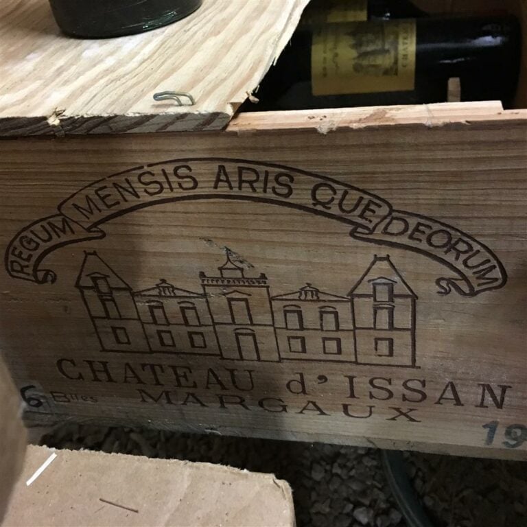 3 bouteilles CHATEAU D'ISSAN, 3e Grand Cru classé, 3e Cru Margaux, 1938, caisse…