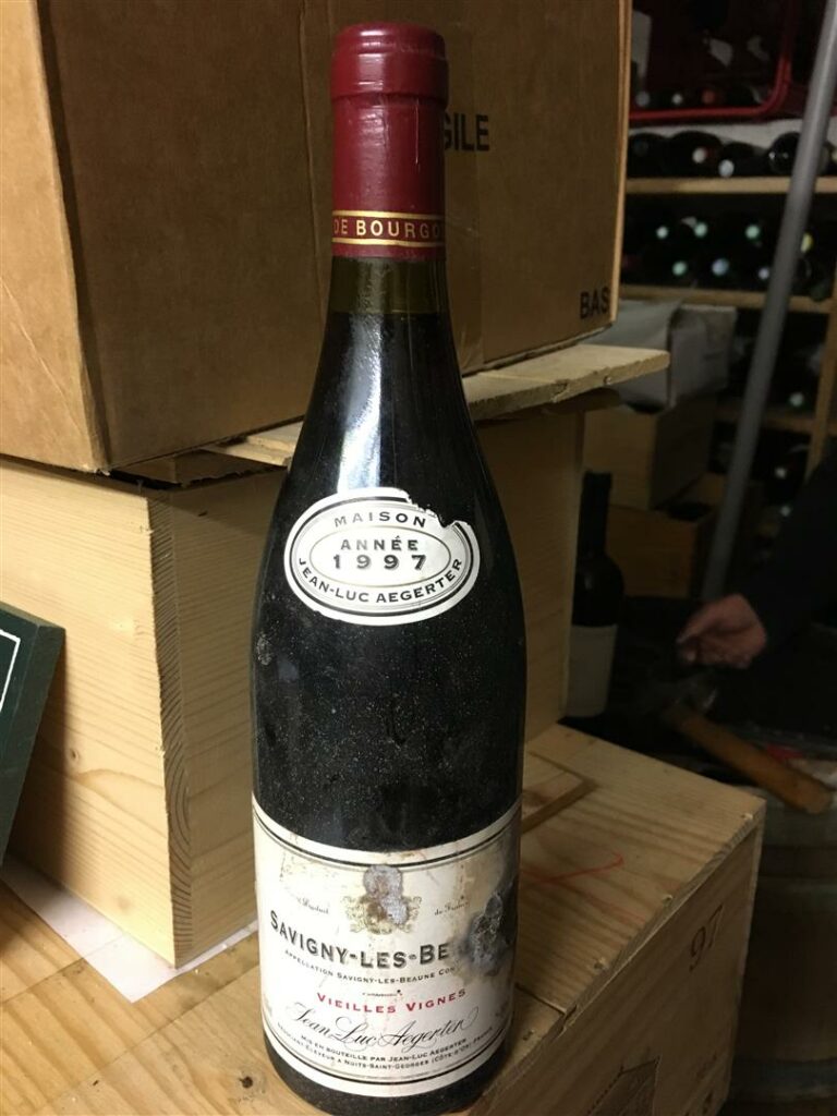 1 bouteille, Jean-Luc Aegerter, Savigny-les-Beaune, 1997 (étiquette abîmée).