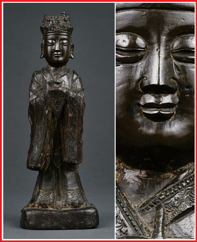 SCULPTURE EN BRONZE A PATINE BRUNE MOULEE A L'EFFIGIE D'UN IMMORTEL TAOISTE / D…