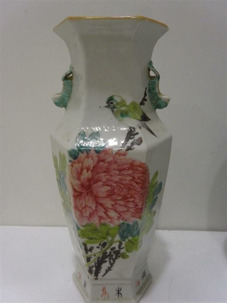 VASE HEXAGONAL EN PORCELAINE A DECOR EMAILLE POLYCHROME DE STYLE QIANJIANG, GUA…