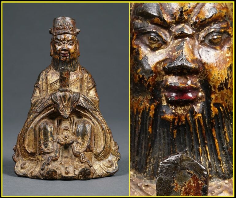SCULPTURE EN BRONZE LAQUE ET DORE A L'EFFIGIE D'UN DIEU TAOISTE TRÔNANT - Chine…