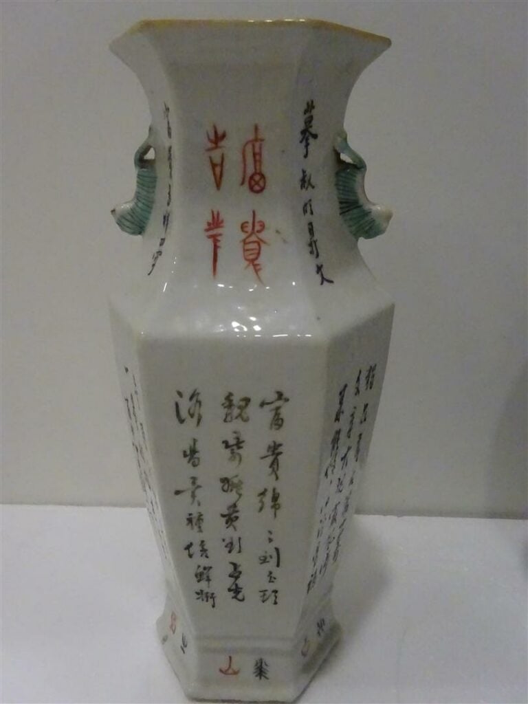 VASE HEXAGONAL EN PORCELAINE A DECOR EMAILLE POLYCHROME DE STYLE QIANJIANG, GUA…