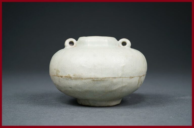 PETITE JARRE A EAU GLOBULAIRE ET A DEUX OREILLES - Chine, Probablement de la Dy…