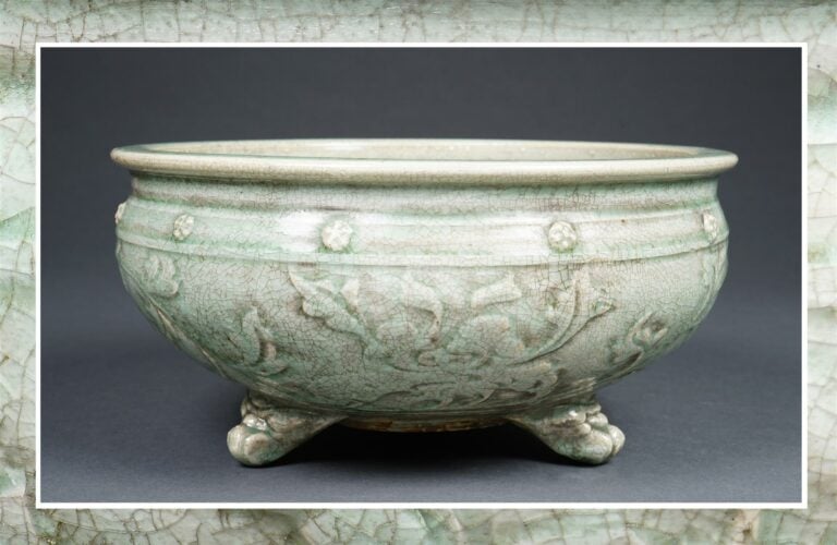 GRAND BRÛLE-PARFUM TRIPODE EN GRES PORCELAINEUX A COUVERTE CELADON DE TYPE LONG…
