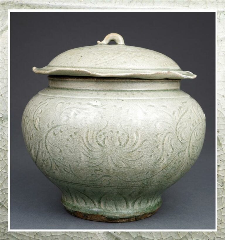GRANDE JARRE COUVERTE EN GRES PORCELAINEUX A COUVERTE CELADON DE TYPE LONGQUAN…