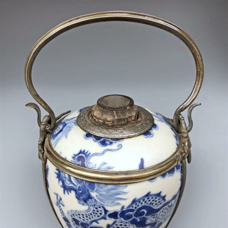 RESERVOIR DE PIPE A EAU / A OPIUM EN PORCELAINE DITE BLEU DE HUÊ, U?N TANG M? K…
