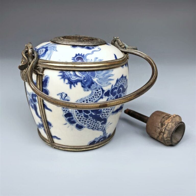 RESERVOIR DE PIPE A EAU / A OPIUM EN PORCELAINE DITE BLEU DE HUÊ, U?N TANG M? K…