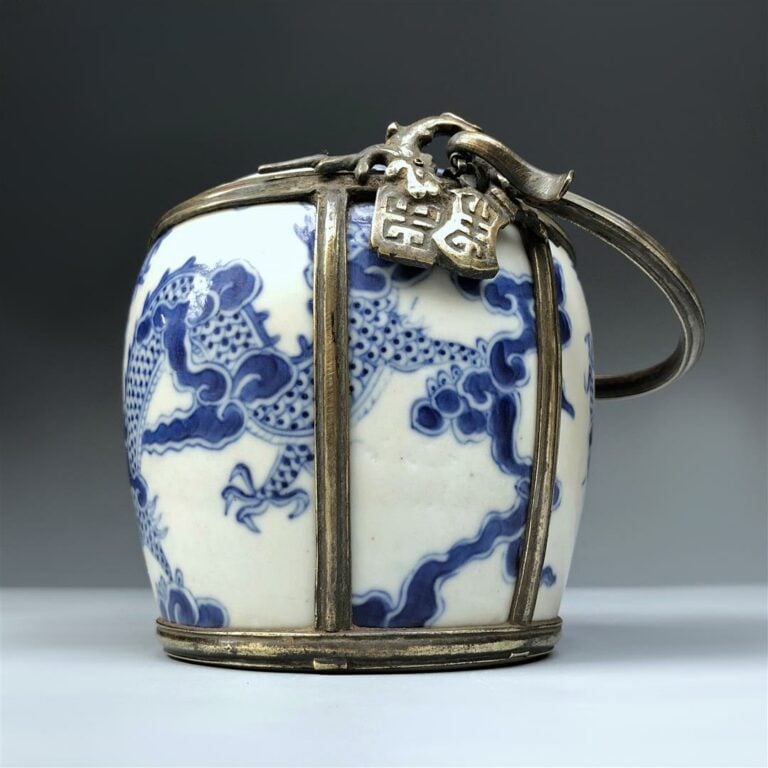 RESERVOIR DE PIPE A EAU / A OPIUM EN PORCELAINE DITE BLEU DE HUÊ, U?N TANG M? K…
