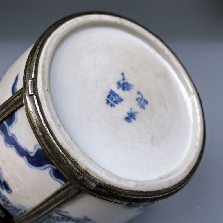 RESERVOIR DE PIPE A EAU / A OPIUM EN PORCELAINE DITE BLEU DE HUÊ, U?N TANG M? K…