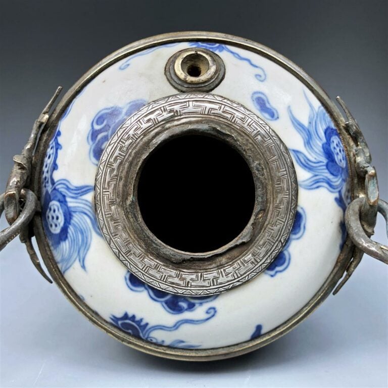 RESERVOIR DE PIPE A EAU / A OPIUM EN PORCELAINE DITE BLEU DE HUÊ, U?N TANG M? K…