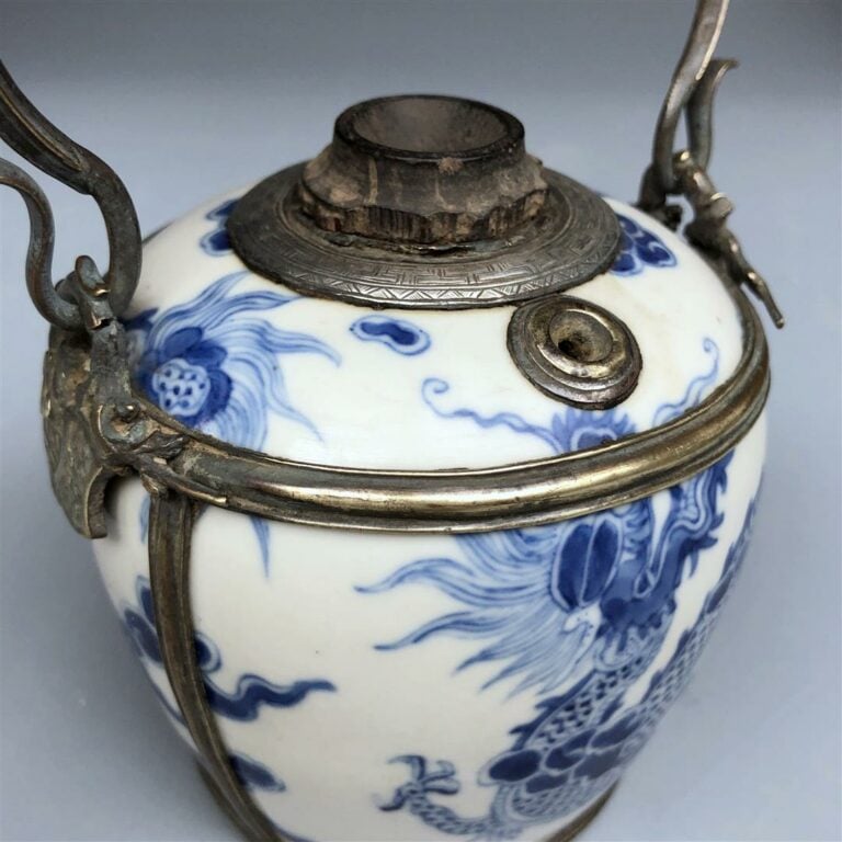 RESERVOIR DE PIPE A EAU / A OPIUM EN PORCELAINE DITE BLEU DE HUÊ, U?N TANG M? K…