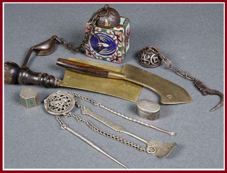BOITE A OPIUM COUVERTE EN EMAUX CLOISONNES - Chine ou Vietnam, Dynastie Qing ou…