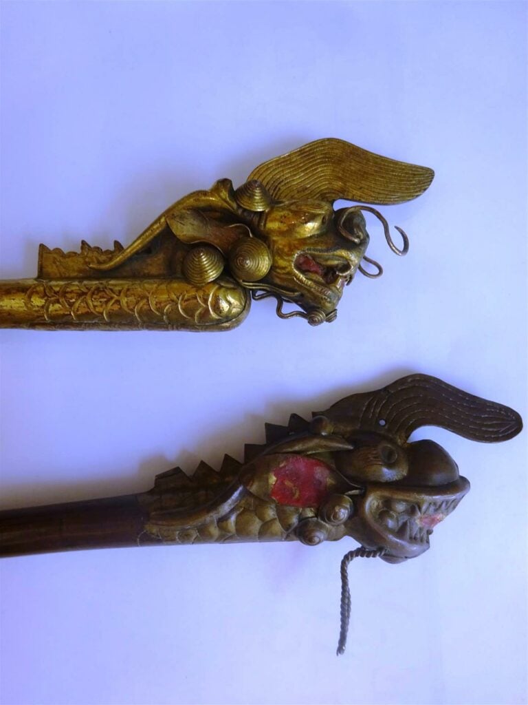 SUITE DE DEUX (2) ELEMENTS DE COIFFE AUX DRAGONS - Vietnam / Indochine, Dynasti…