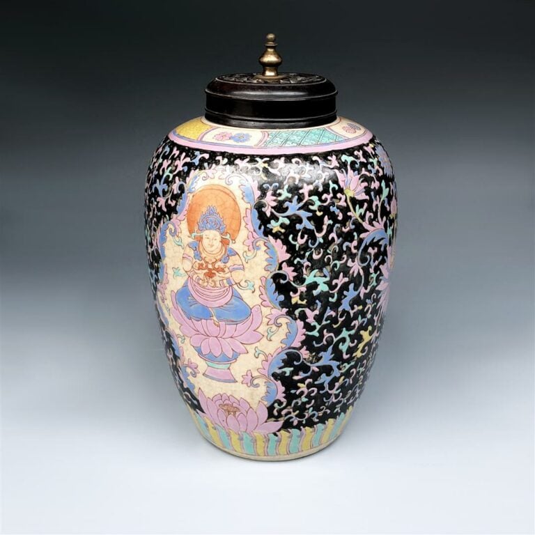 GRANDE JARRE OVOIDE EN PORCELAINE A DECOR EMAILLE POLYCHROME DE TYPE BENCHARONG…