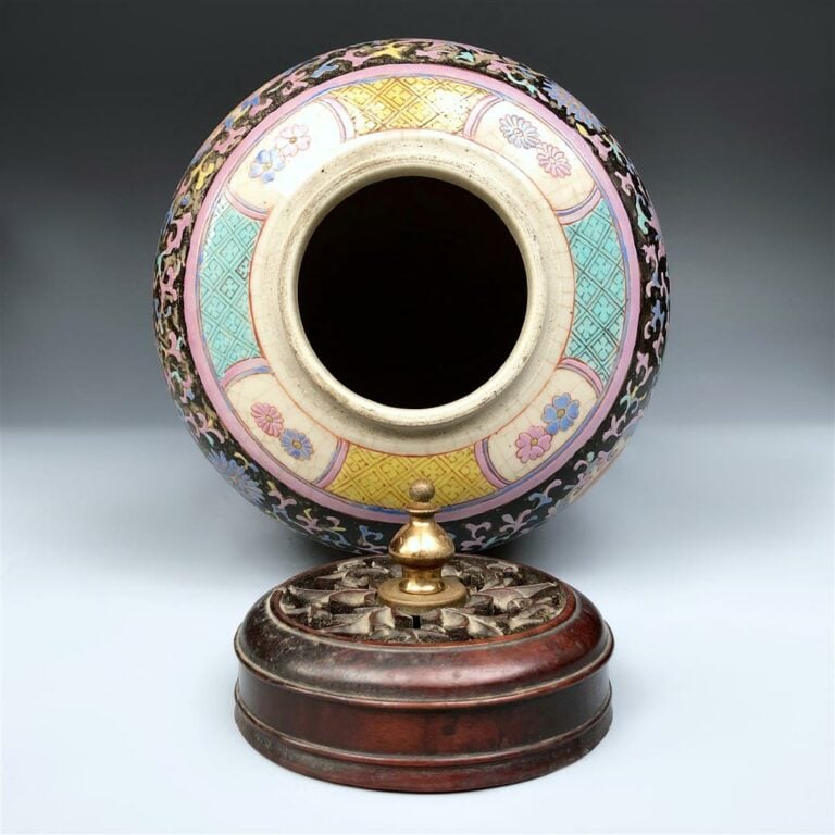 GRANDE JARRE OVOIDE EN PORCELAINE A DECOR EMAILLE POLYCHROME DE TYPE BENCHARONG…