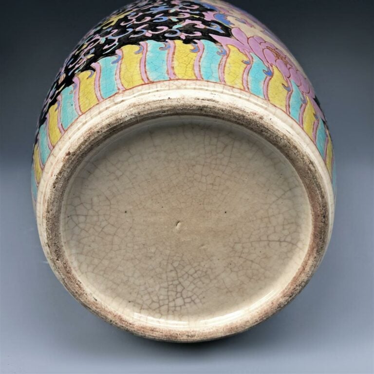 GRANDE JARRE OVOIDE EN PORCELAINE A DECOR EMAILLE POLYCHROME DE TYPE BENCHARONG…