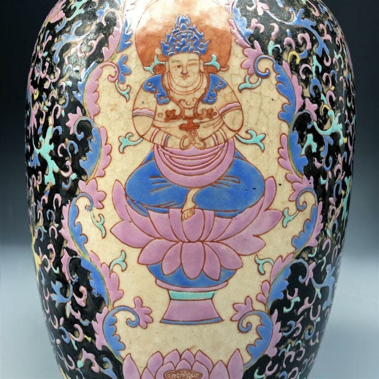 GRANDE JARRE OVOIDE EN PORCELAINE A DECOR EMAILLE POLYCHROME DE TYPE BENCHARONG…