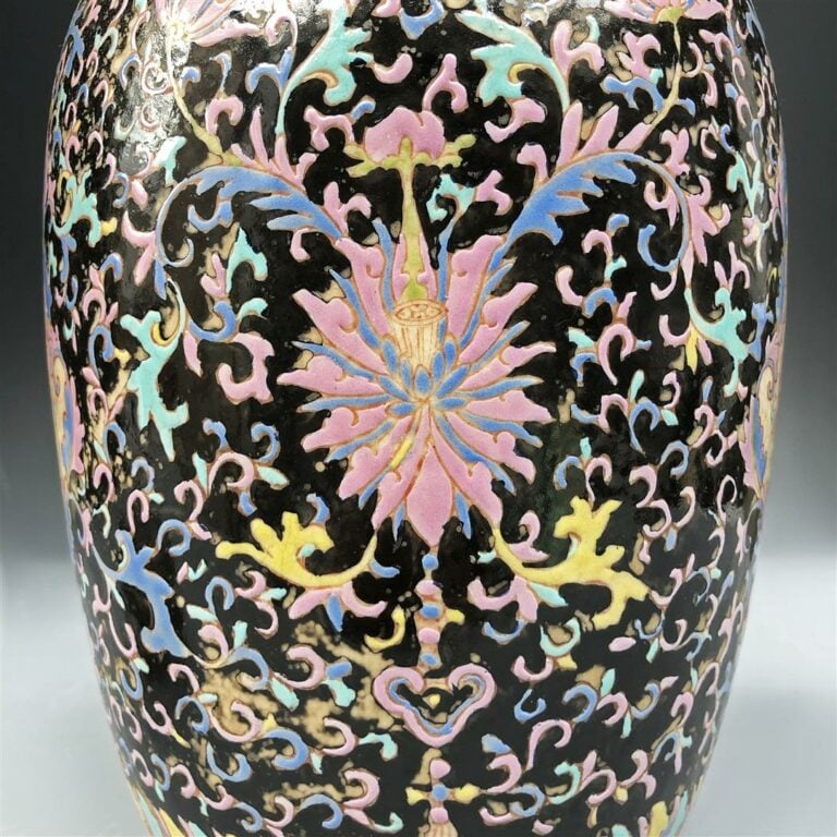 GRANDE JARRE OVOIDE EN PORCELAINE A DECOR EMAILLE POLYCHROME DE TYPE BENCHARONG…