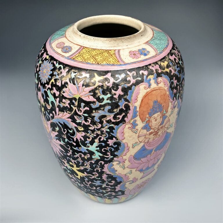 GRANDE JARRE OVOIDE EN PORCELAINE A DECOR EMAILLE POLYCHROME DE TYPE BENCHARONG…