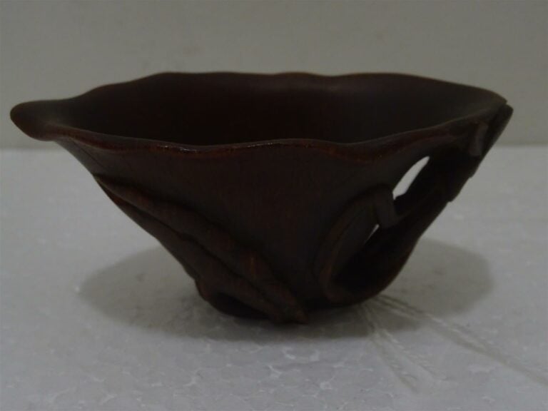 PETITE COUPE LIBATOIRE EN CORNE SCULPTEE A L'IMITATION D'UNE FLEUR D'HIBISCUS -…