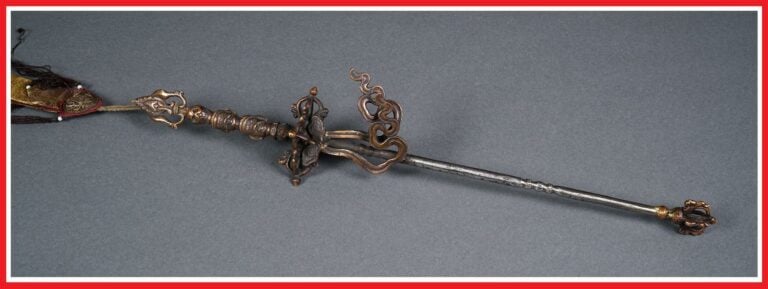 BÂTON / SCEPTRE CEREMONIEL EN BRONZE A PATINE MARRON, KHATVANGA - Tibet, Epoque…