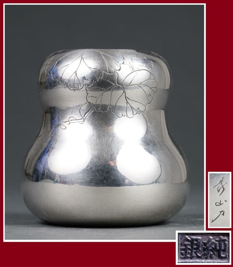 SOLIFLORE EN ARGENT EN FORME DE CALEBASSE / DOUBLE-GOURDE - Japon, Période Meij…