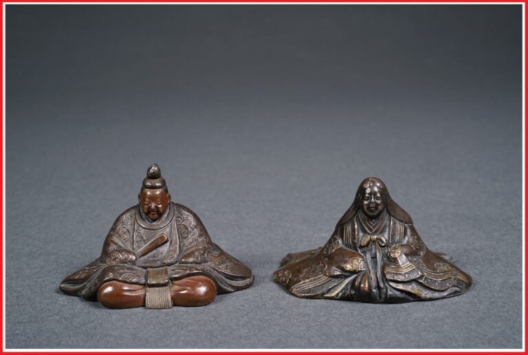 SUITE DE DEUX (2) OKIMONOS EN BRONZE A PATINE MARRON A L'EFFIGIE DE L'EMPEREUR…