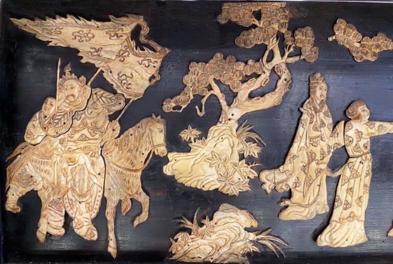 Chine - Cabinet en bois noirci et plaquette d'os ouvrant en partie haute à deux…