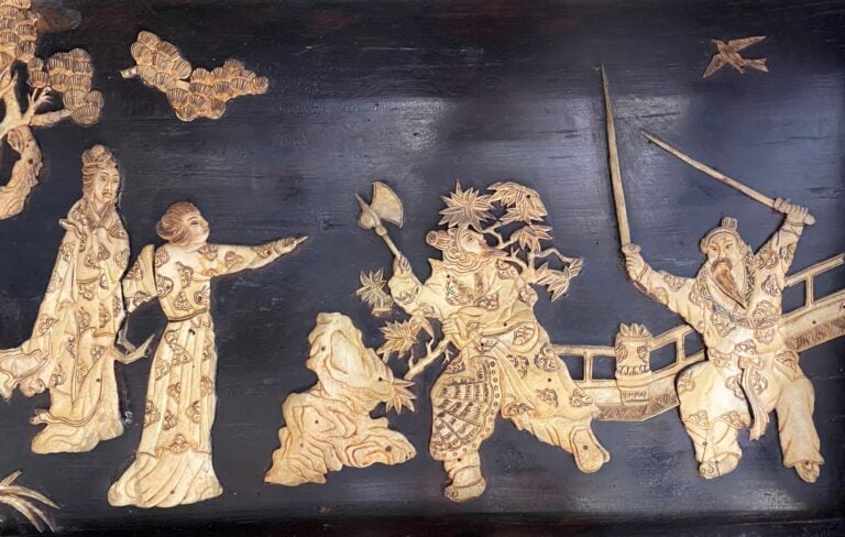 Chine - Cabinet en bois noirci et plaquette d'os ouvrant en partie haute à deux…