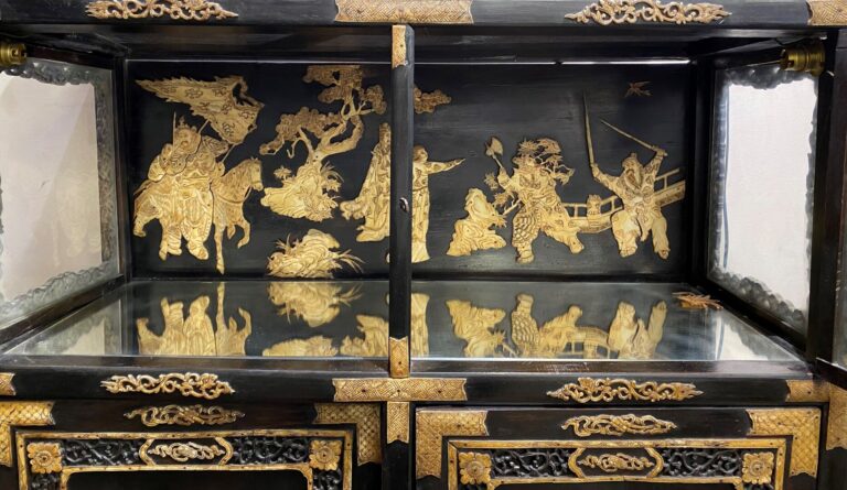 Chine - Cabinet en bois noirci et plaquette d'os ouvrant en partie haute à deux…