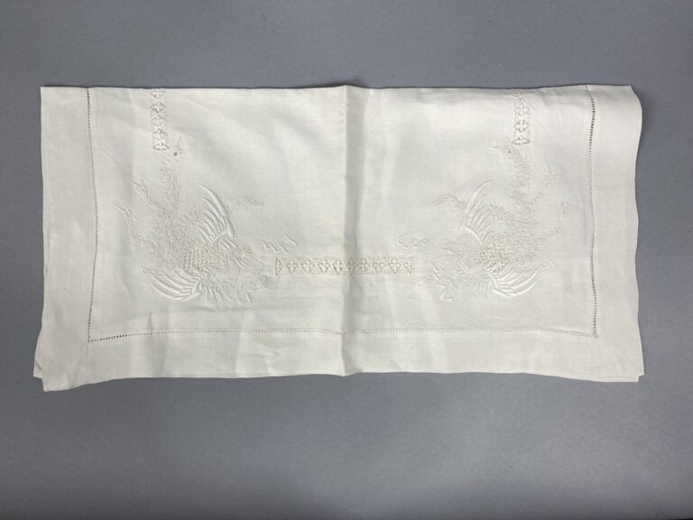Chine, dans le goût chinois - Lot de tissus et broderies à décor de dragons, ca…