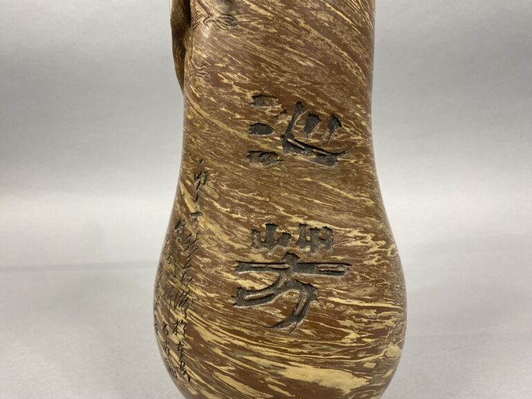 Chine / Japon - Vase en forme de calebasse en matière composite à décor gravé d…