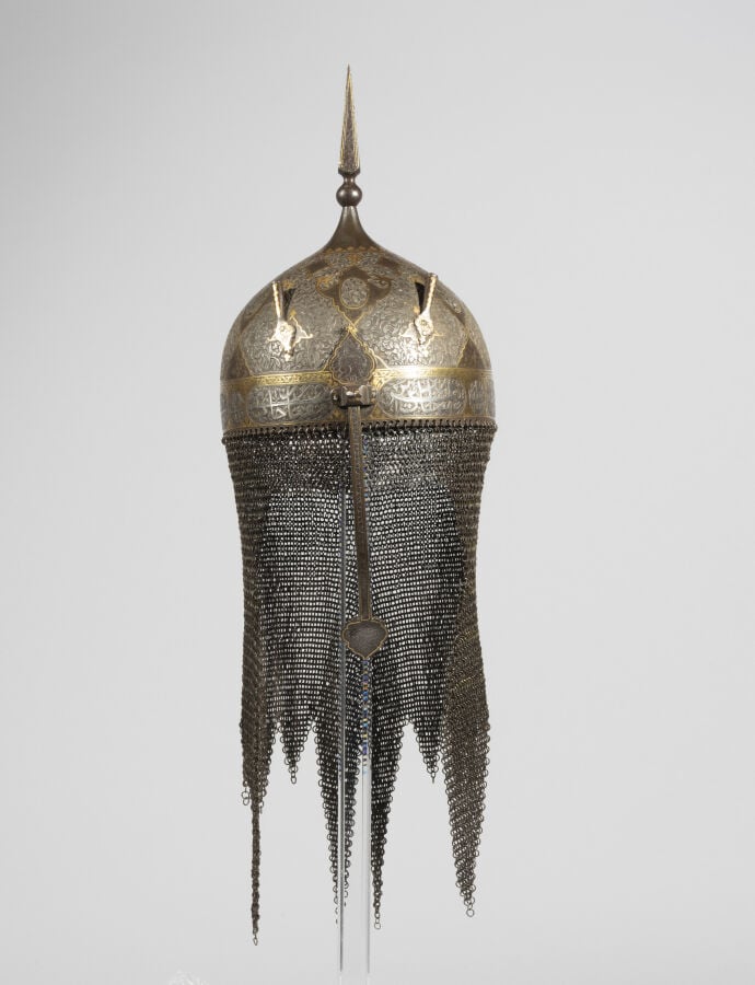 Casque kulah khud Qadjar - Acier à décor ciselé et damasquiné d'or et d'argent…