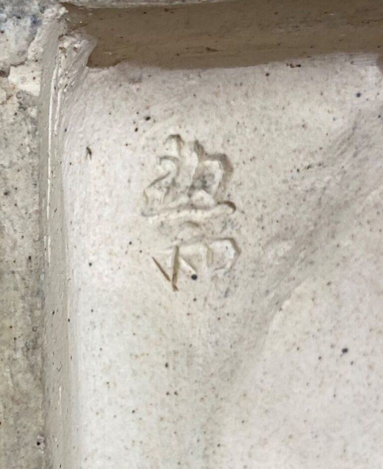 Vietnam, Bien Hoa - Applique murale en grès de Bien Hoa formant un cavalier cha…