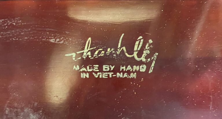 Vietnam, THANH LE - Table basse en bois laqué rouge à décor de faisans parmi le…