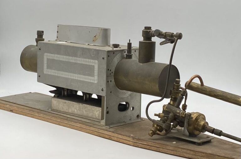 2 machines à vapeur pour maquette de bateau avec chaudière et mécanisme de fabr…