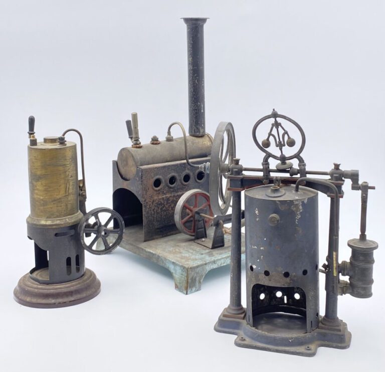 3 machines à vapeur vertical : 1C. Rossignol - France, vers 1910 cuve en laiton…