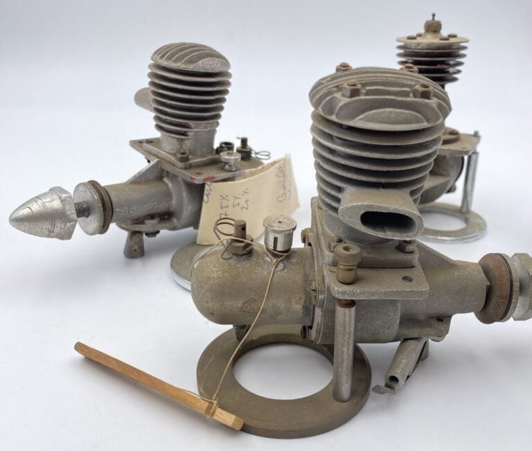 3 moteurs Glanieus Bonnier , 5cc de 1946; on y joint un moteur de bateau SPEED6…