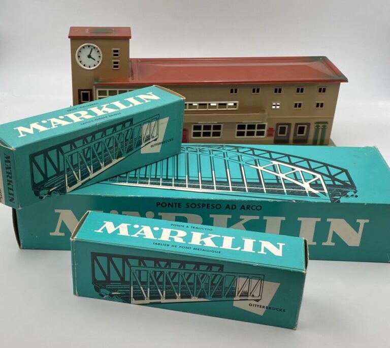 4 lots d'accessoires Marklin HO : plaque tournante ref 7186 et bref 7028, dépôt…