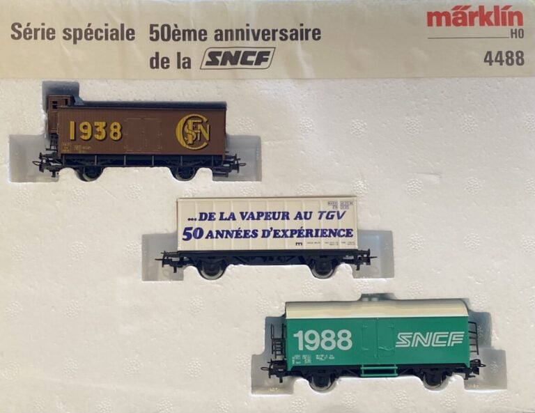 4 lots d'accessoires Marklin HO : plaque tournante ref 7186 et bref 7028, dépôt…