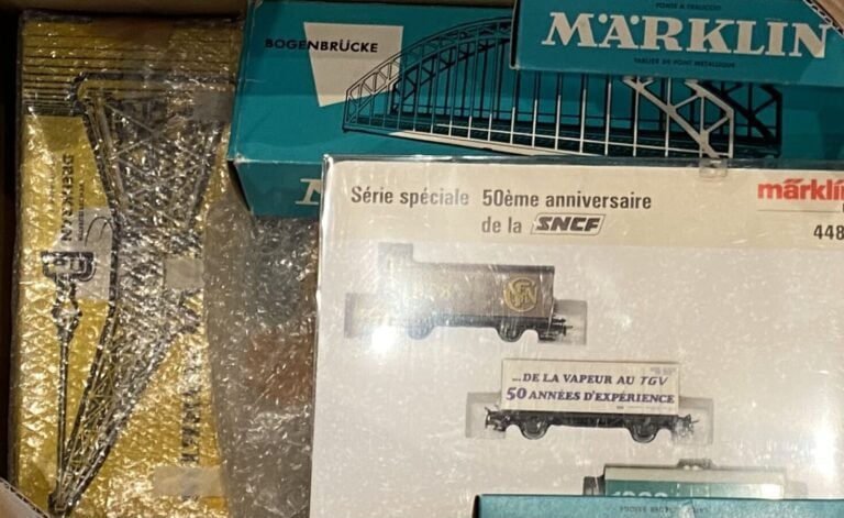 4 lots d'accessoires Marklin HO : plaque tournante ref 7186 et bref 7028, dépôt…