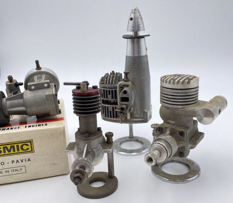 4 moteurs : 1 moteur MV, 2 moteurs CELTIC 1956, 1 moteur Kosmic - Italie
