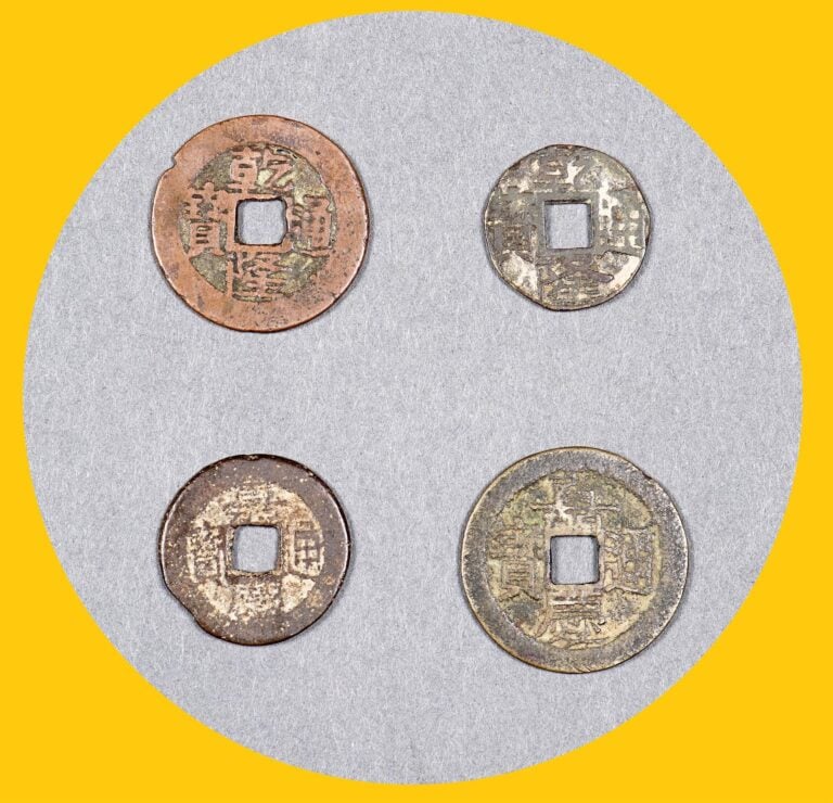 ACCUMULATION DE QUATRE (4) PIECES DE MONNAIE / SAPEQUES EN ALLIAGE CUIVREUX, DE…