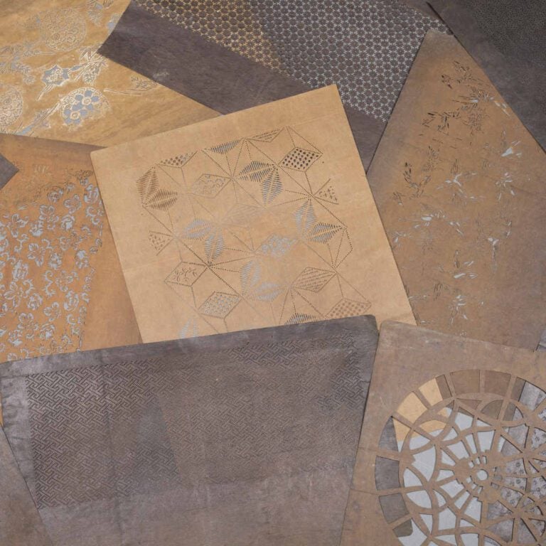 ACCUMULATION DE QUINZE POCHOIRS POUR LES TEXTILES, KATAGAMI - Japon - - A COLLE…
