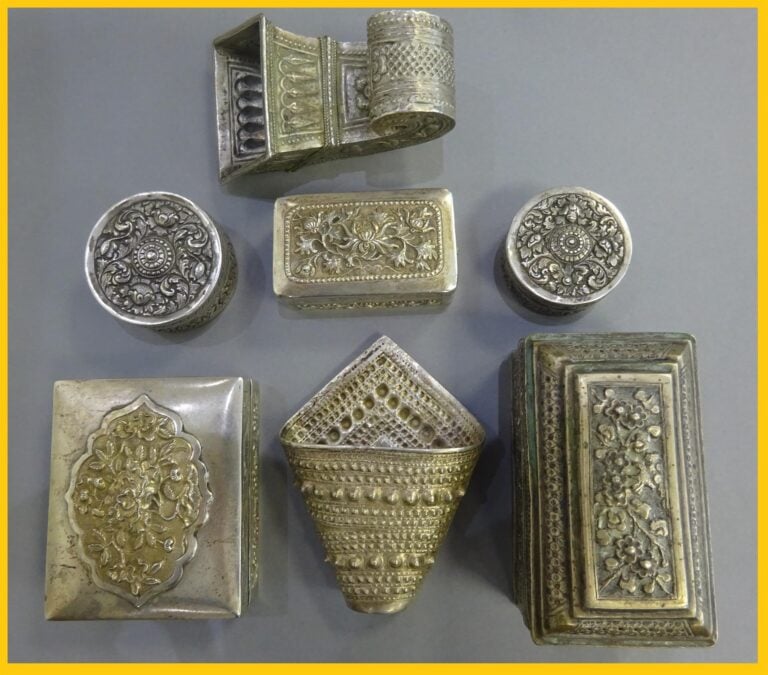 ACCUMULATION DE SEPT (7) OBJETS EN ARGENT - Origines variées dont Inde, Chine,…