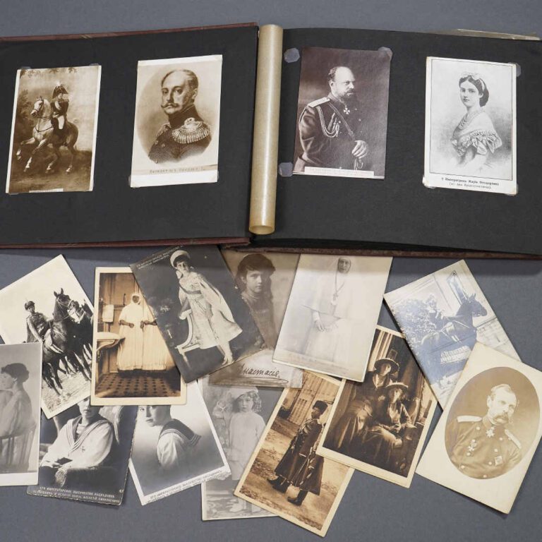 Album comprenant environ 145 cartes postales sur la Famille impériale de Russie…